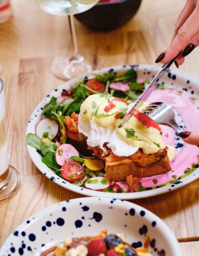 Francia pirítós karamellizált banánnal, bogyós gyümölcsökkel, mogyoróval és krémes öntettel – Coni Brunch and Bar desszert brunch fogás