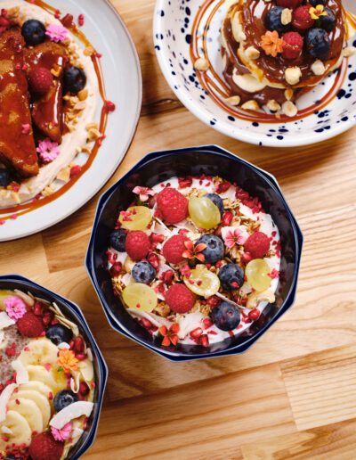 Gyümölcsös smoothie bowl-ok, amerikai palacsinta mogyorókrémmel és pirított mogyoróval, valamint karamellás banános desszert – Coni Brunch and Bar reggeli különlegességei