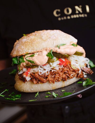 Pulled pork szendvics házi buciban, savanyú káposztával, jalapeñóval, fűszeres szósszal és friss petrezselyemmel – Coni Brunch and Bar street food különlegesség